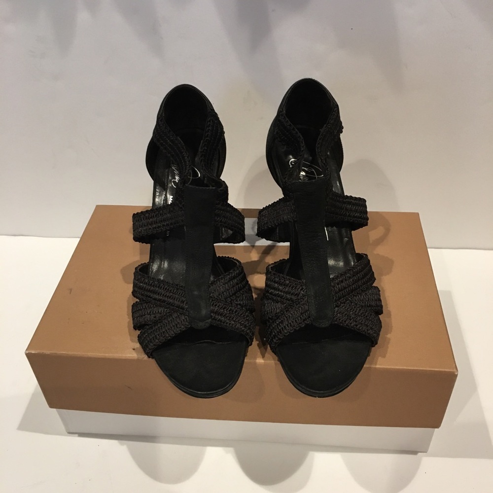 Donald Pliner leather w/elastic straps sandals